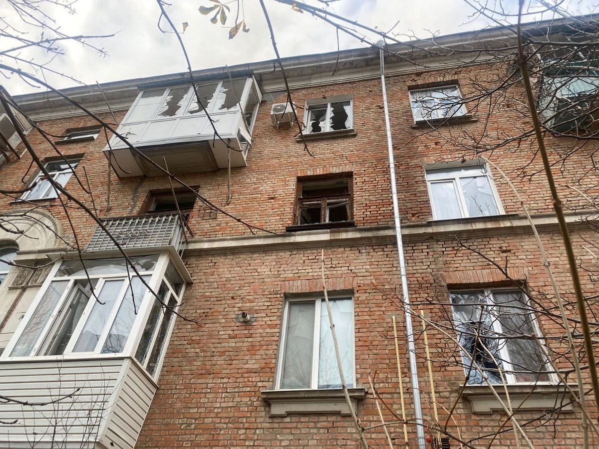 Nikopolgram's tweet image. 3 people were injured in Nikopol after attacks by the russians: men aged 53 and 60, and a 48-y.o. woman. All hospitalized in moderate condition

the russians hit the several communities with FPV drones and artillery, damaging infrastructure and killing 100 birds at a poultry farm