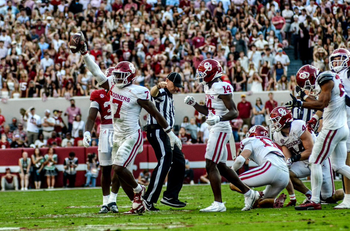 CarsonDField's tweet image. Brent Venables on the #Sooners three takeaways vs Alabama:

“Our guys were relentless and obsessed with forcing turnovers… our mindset was, ‘There was no path without the turnovers.’”
