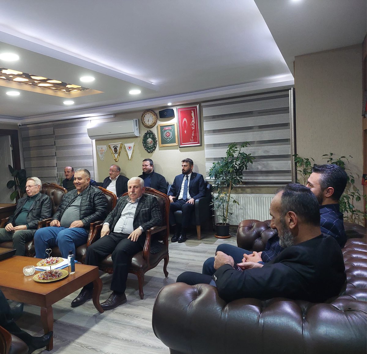 aketimesgut06's tweet photo. Haftalık olağan Yürütme Kurulu Toplantımızı İlçe Başkanımız
Sn. @NihatN_Koroglu başkanlığında ve Yürütme Kurulu Üyelerimizin katılımlarıyla gerçekleştirdik.

Hayırlara vesile olsun. 

“Sevdamız Ankara”
@AkpartiAnkara 
@hakanhanozcan    
@erhansarigol 
@AkpartiAnkara 
#Etimesgut https://t.co/cAMjWyoUK6