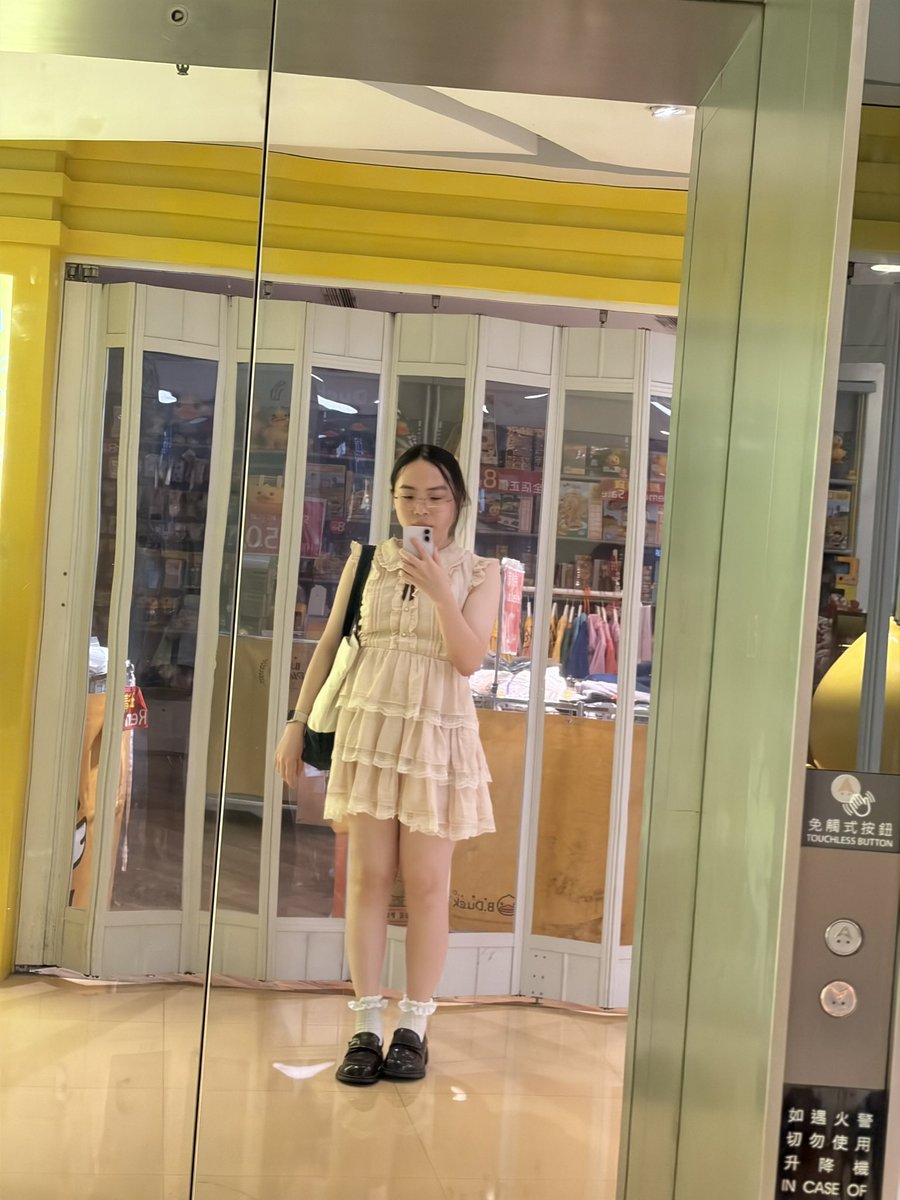 第一次穿这件出门 穿完回去就掉了个纽扣🥲