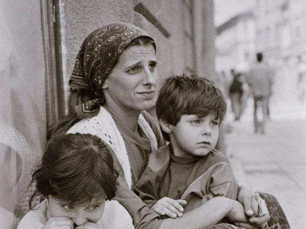 Dječaka Nermina Divovića je na današnji dan prije tačno 31 godinu ubio snajperista sa položaja Vojske Republike Srpske iz pravca Grbavice.
Da li je to bio lokalni četnik ili neki od bogatih stranaca, nastranih učesnika Sarajevo Safarija???
Isti metak je pogodio njegovu majku