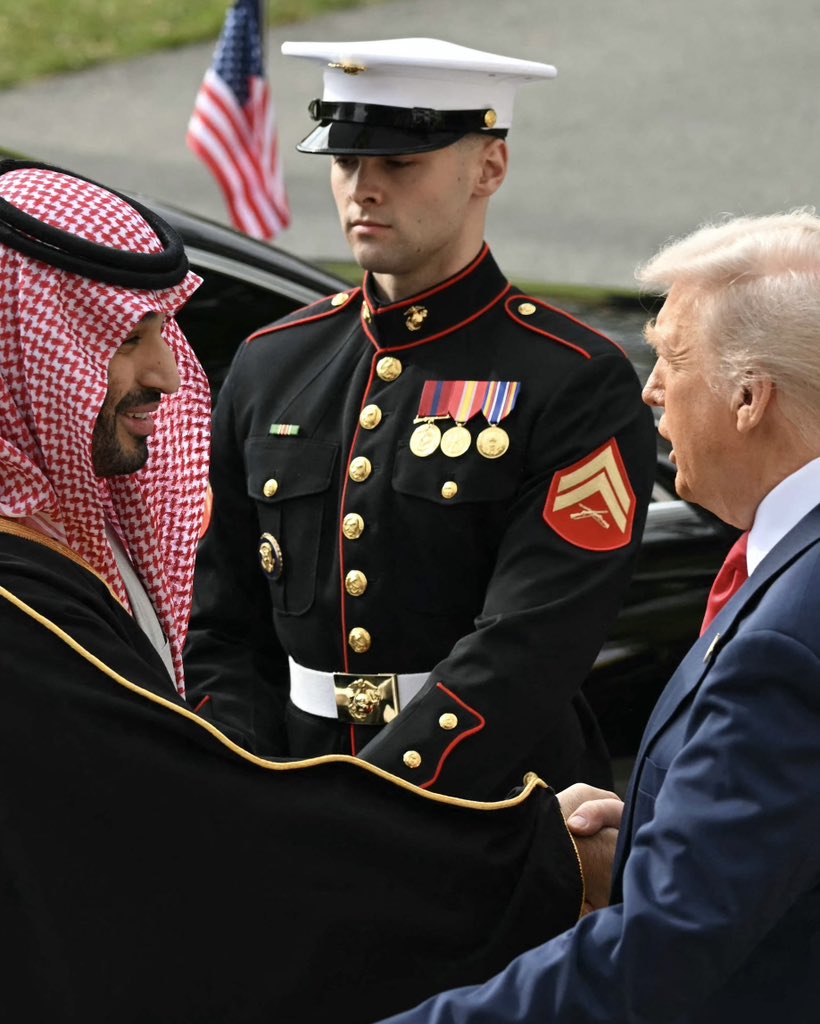 زيارة الأمير محمد بن سلمان لأمريكا كقائد عربي وإسلامي ولقاءه بترامب تؤكد حضور الرياض في قلب القرار الدولي ، تحالفات تبنى على نفوذ حقيقية 🇸🇦🇺🇸

 #محمد_بن_سلمان_في_واشنطن