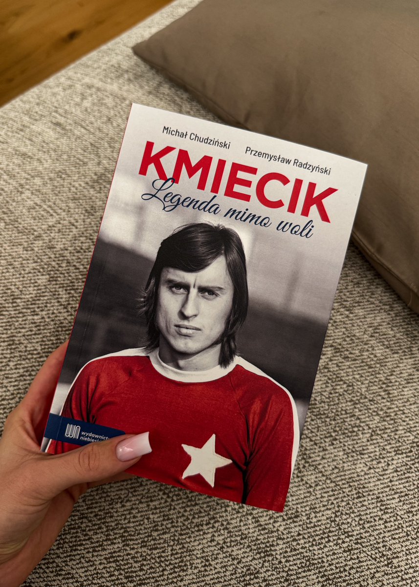 Mam i ja!⭐️

Już za niedługo swoją premierę będzie miała książka autorstwa Michała Chudzińskiego oraz Przemysława Radzyńskiego, poświęcona Kazimierzowi Kmiecikowi. To ogromna duma móc dołożyć do niej małą cegiełkę, w postaci zdjęć Legendy Wisły💪