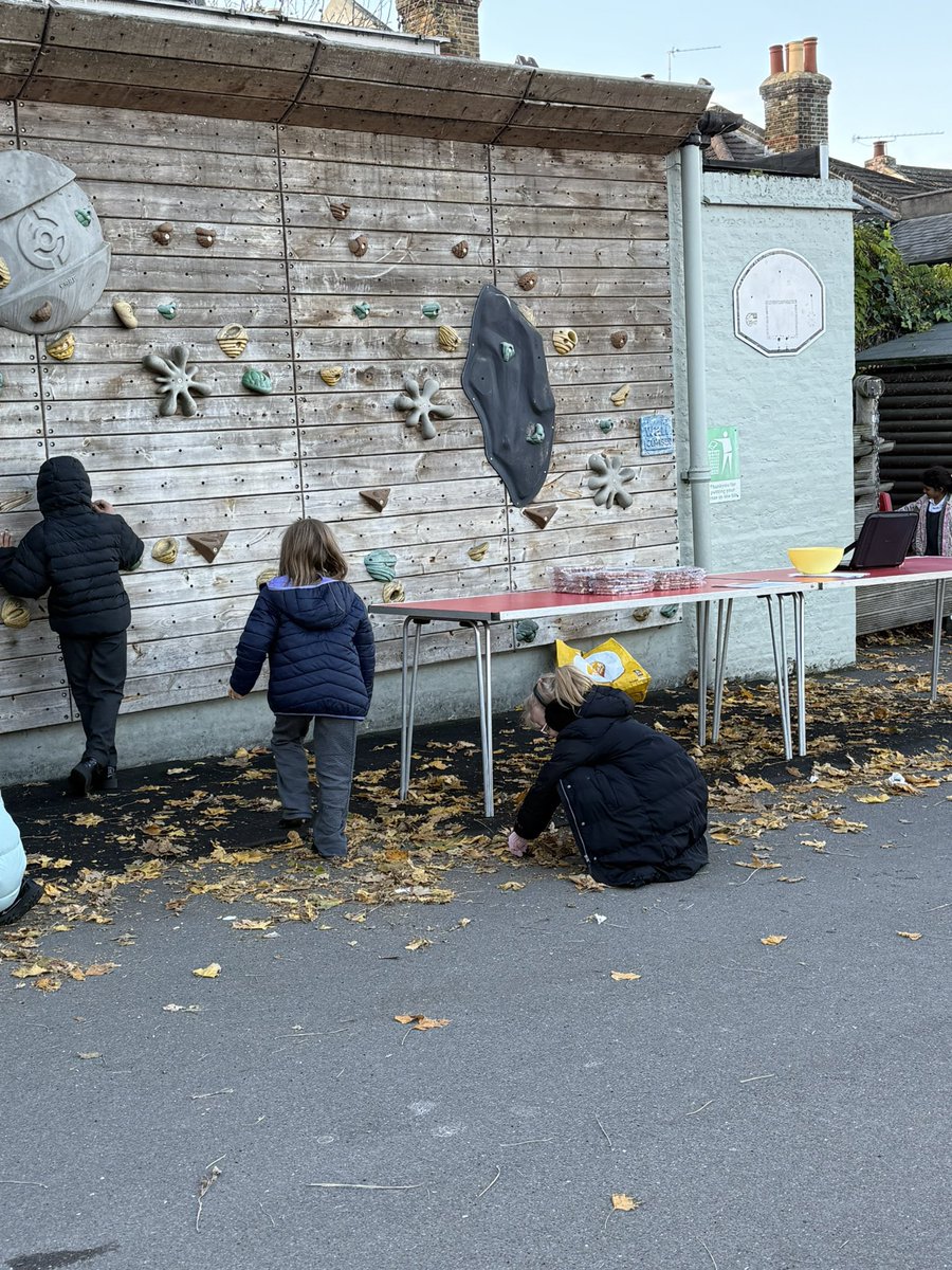 ManorParkSchSM1's tweet image. Incredible science in Diamond Class! 🔬 We explored animal and plant adaptations by getting hands-on. From camouflaging our own moths outside to identifying unique plant features, we discovered how living things thrive! 🌱🦋 #WeAreLEO #MPPAScience