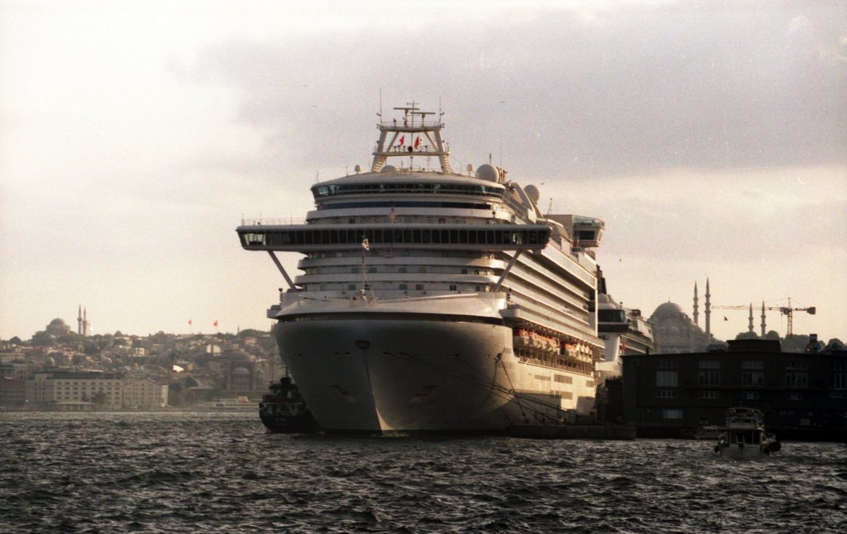 lifezenitfoto's tweet image. С фотоаппаратом и хорошей фотоплёнкой очень здорово наблюдать за Босфором. Движение судов и кораблей каждую минуту создаёт красивые кадры.
#kodak #filmphoto #ships