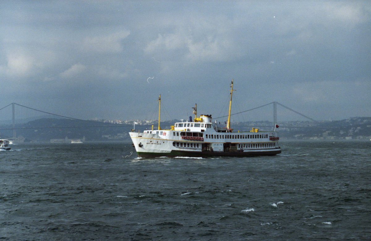 lifezenitfoto's tweet image. С фотоаппаратом и хорошей фотоплёнкой очень здорово наблюдать за Босфором. Движение судов и кораблей каждую минуту создаёт красивые кадры.
#kodak #filmphoto #ships