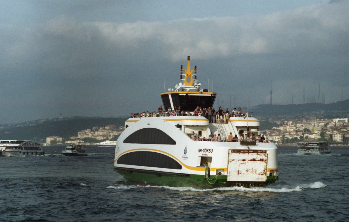 lifezenitfoto's tweet image. С фотоаппаратом и хорошей фотоплёнкой очень здорово наблюдать за Босфором. Движение судов и кораблей каждую минуту создаёт красивые кадры.
#kodak #filmphoto #ships