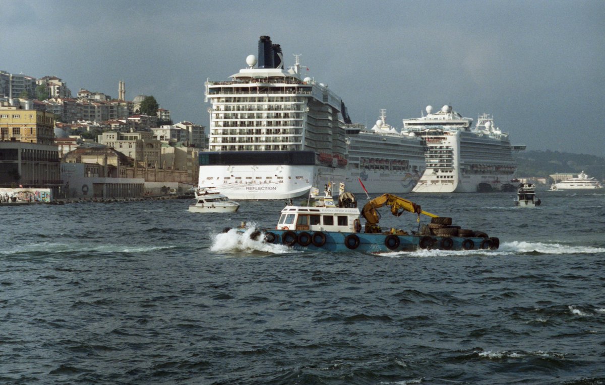 lifezenitfoto's tweet image. С фотоаппаратом и хорошей фотоплёнкой очень здорово наблюдать за Босфором. Движение судов и кораблей каждую минуту создаёт красивые кадры.
#kodak #filmphoto #ships