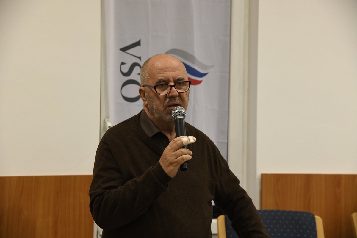 🇸🇮 🇸🇮 🇸🇮
V Don Boskovem centru v Celju pravkar poteka domoljubni večer. Gospod Borut Korun, pisatelj, publicist in svetovni popotnik predstavlja svojo novo knjigo "SLOVENCI naši davni predniki". Dogodek moderira gospod <a href="/VTegov/">Vane K. Tegov</a>