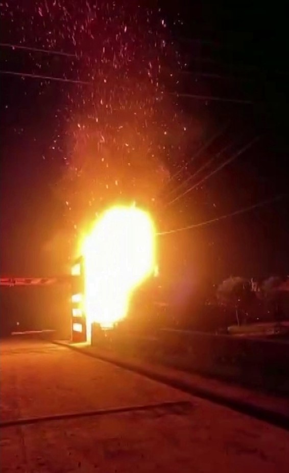 NetGaste's tweet image. Sakarya Kaynarca OSB Girişinde Trafo Patladı – Alevler Korku Yarattı 
Kaynarca OSB girişindeki trafo patladı, alevler paniğe neden oldu.
Yangın kısa sürede söndürüldü.
#Sakarya #Kaynarca #OSB #Trafo #Yangın #Netgaste
netgaste.com/haber/26848375…