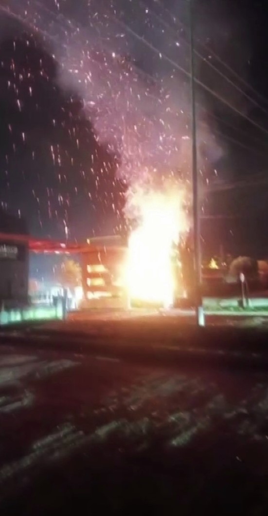 NetGaste's tweet image. Sakarya Kaynarca OSB Girişinde Trafo Patladı – Alevler Korku Yarattı 
Kaynarca OSB girişindeki trafo patladı, alevler paniğe neden oldu.
Yangın kısa sürede söndürüldü.
#Sakarya #Kaynarca #OSB #Trafo #Yangın #Netgaste
netgaste.com/haber/26848375…