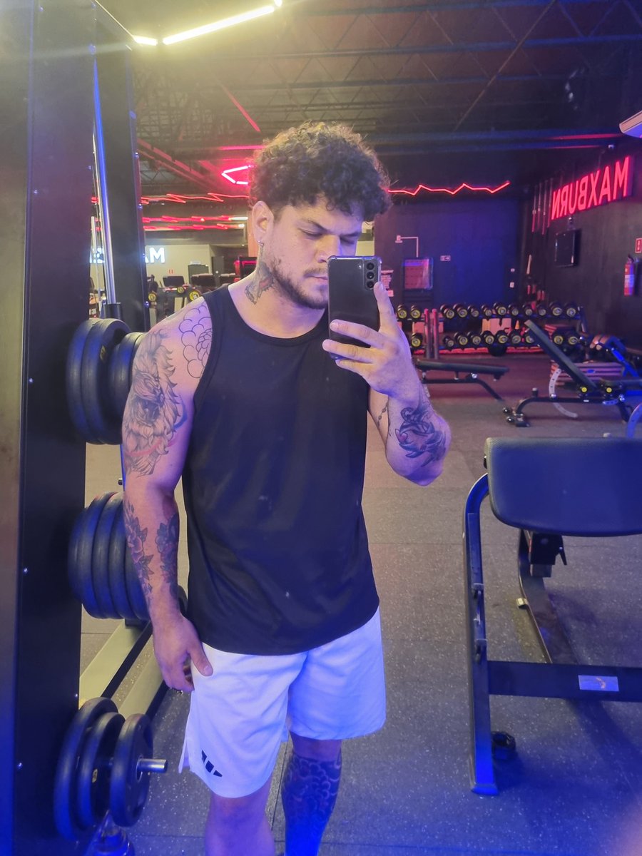 hygulino's tweet photo. O homem feio / o boy dela fazendo a transição pra monstro do pântano https://t.co/WoNins2sy1