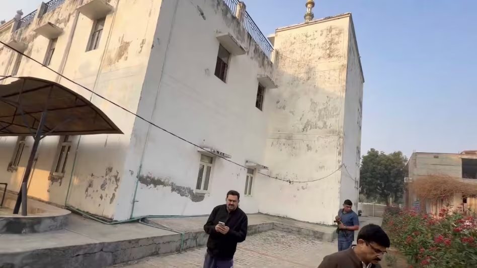 aajtak's tweet image. अल फलाह यूनिवर्सिटी कैसे बना आतंक का ठिकाना... जांच के लिए कैम्पस पहुंचे DGP, 4 घंटे तक की छानबीन  

#DelhiBlast #FaridabadTerrorModule #AlFalahUniversity 

पूरी खबर: intdy.in/q7hgov