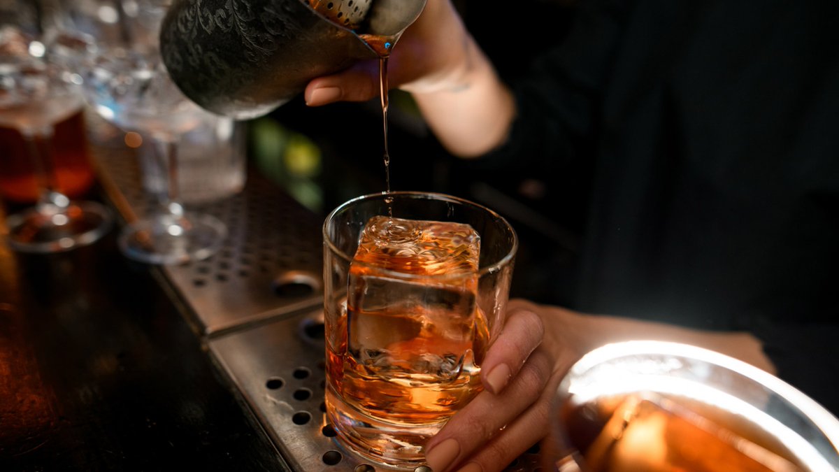 🥃 What’s in American Whiskey? Just 4 Things.
🌾 Grain
💧 Water
🍞 Yeast
🪵 The Barrel (which legally gives all the color and most of the flavor)

That’s it.
No additives.
No coloring.
No shortcuts.
By law.
🇺🇸

#AmericanWhiskey #KnowWhatsInYourGlass #DrinkResponsibly #Bartenders