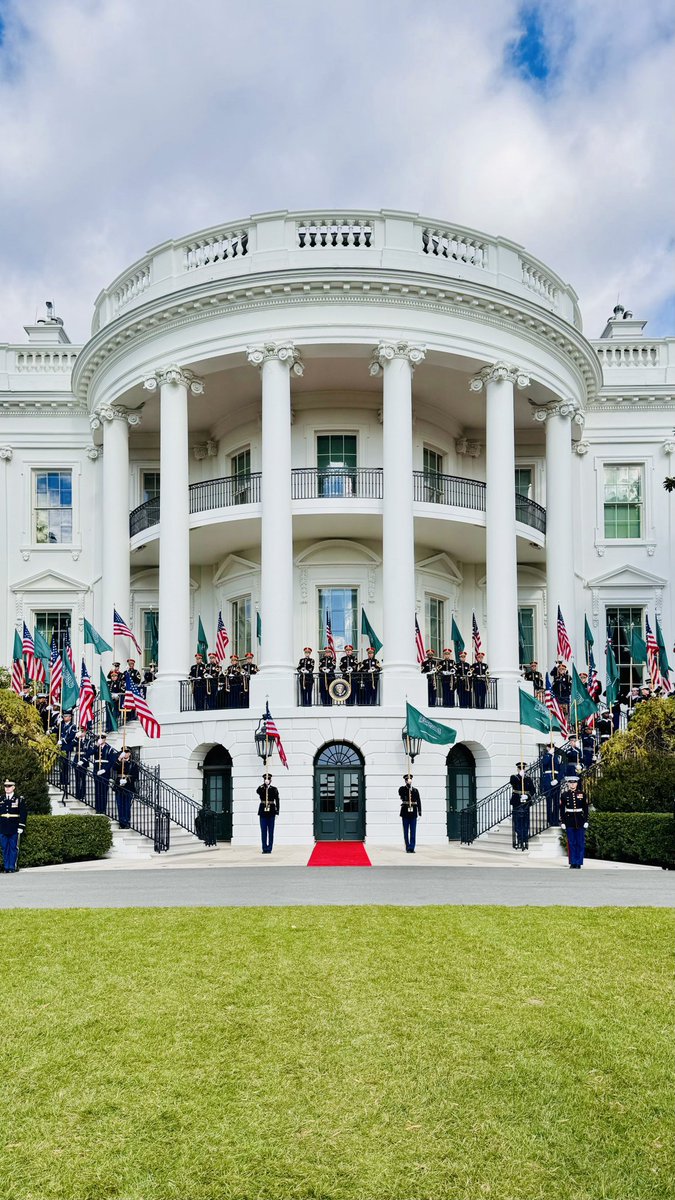 زيارة ولي العهد -حفظه الله- لامريكا وهذا الاستقبال الذي تم ولم يسبق له مثيل له دلالات قوية على مكانة المملكة وولي العهد دولياً.
وحق لنا بهذا الفخر، ونسأل الله أن يحقق كل ما يصبوا له في هذه الزيارة والتي راح يكون لها الأثر الإيجابي محلي واقليمياً ودولياً #محمد_بن_سلمان_في_واشنطن