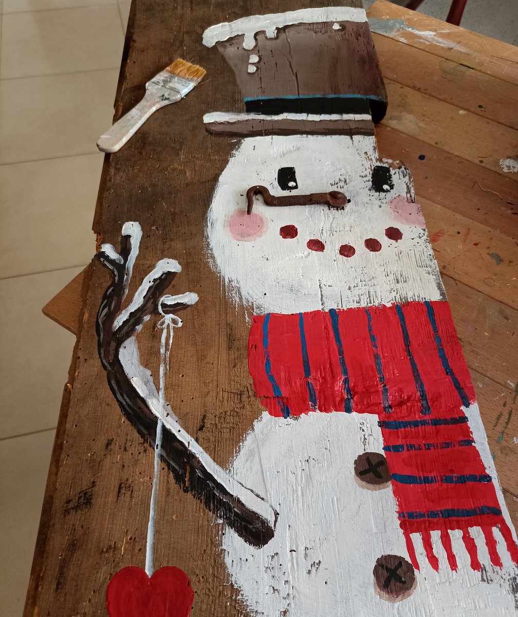 Prepariamo gli addobbi per la piazza del paesello. Mi hanno portato tante vecchie tavole di legno da dipingere.
C'è un'asse con ancora attaccato un chiavistello, è diventato un naso. 🙂