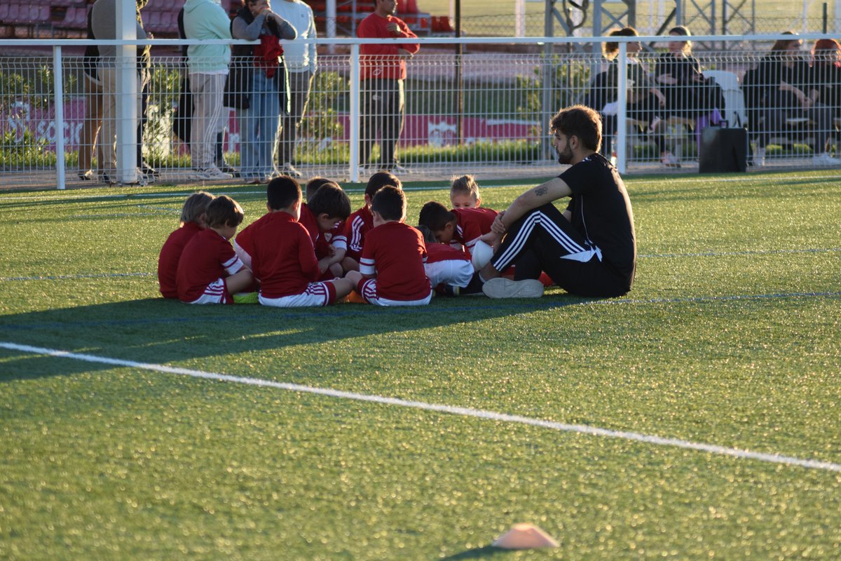 Academy_SFC's tweet image. ⚪️🔴 ¡Cómo disfrutan los entrenos nuestros chicos de la cantera! ¡Seguimos con los entrenos de esta semana! 😁

#NuncaTeRindas #CanteraSFC #SevillaFC #EFAntonioPuerta