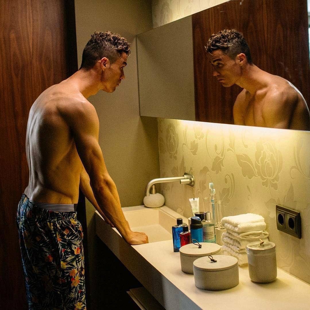 NoodleHairCR7's tweet image. You wake up as Cristiano Ronaldo, whats the first thing you do