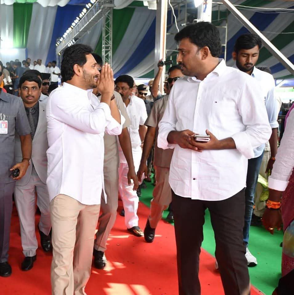 ChalapathiYsj's tweet photo. అరచేతిని అడ్డంపెట్టి సూర్యుణ్ణి ఆపలేరనేది ఎంత నిజమో  "YSRCP" లో ప్రశ్నించే గొంతులను  ఆపలేరు అనేది కూడా అంతే నిజం!!

That’s it!!

#WeStandWithKarumuriVenkatReddy https://t.co/dDfgVC86jb
