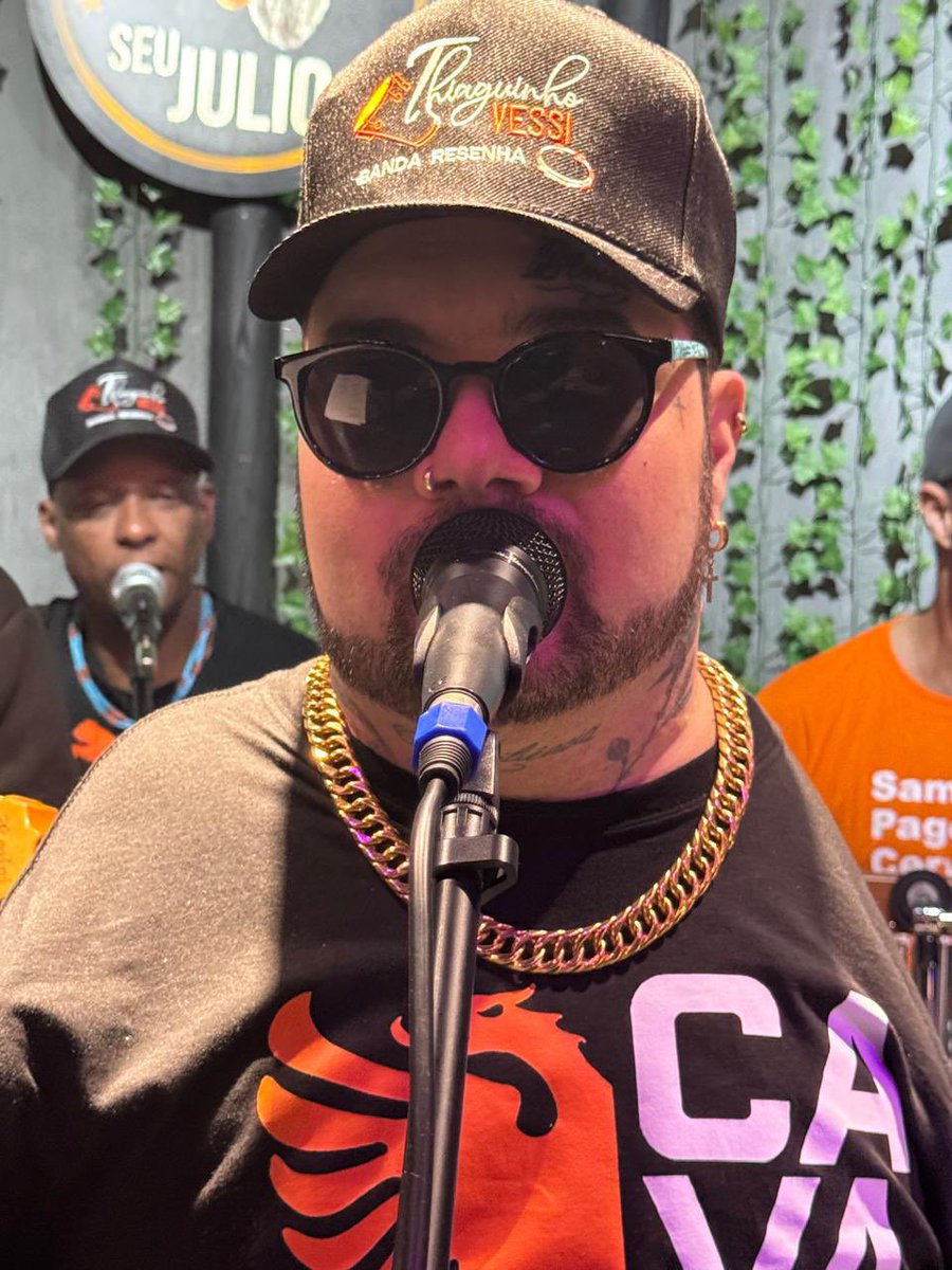 cantorthvessi's tweet image. 🎤🔥 Pagodinho daquele jeito!
Energia lá em cima, música na alma e o time fechadão Thiaguinho Vessi e Banda Resenha.
Quando a vibe é boa, tudo flui! 🙌🏽🎶
.
.
.

#Pagode #Resenha #VibeBoa #Samba #MusicaAoVivo #ThiaguinhoVessi #BandaResenha #Cava #SomQueConecta #Pagodão #BoaEnergia