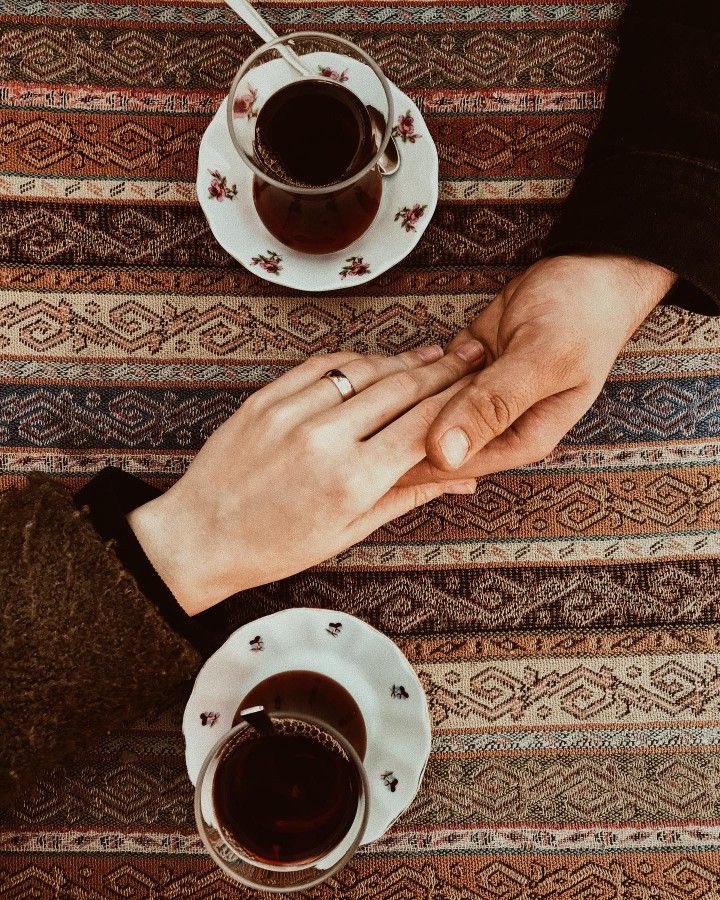 "الإنسانُ بغيرِ أنيسٍ تأكله الغربة."

يا رب ارزقنا الونس اللي نحس معاه براحة وآمان.