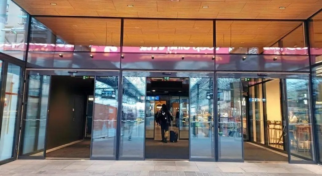 smlmkl's tweet photo. Mitä ihmettä? Päärautatieaseman tammiovet korvattiin lasisilla liukuovilla, koska tammiovet ei ollu alkuperäiset tai aseman arkkitehti Eliel Saarisen suunnittelemat, ne saatiin Museoviraston hyväksynnällä vaihtaa.
Yks bulkkiostari tuokin nyt siis. https://t.co/eeRxBlBnQM