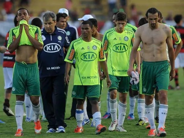 BrasileiraoAR's tweet image. Un día como hoy hace 13 años, Palmeiras perdía la categoría y descendía a la Serie B del fútbol brasileño