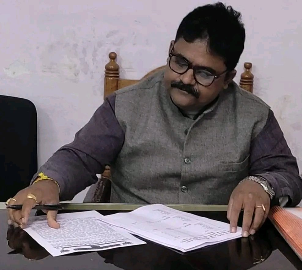 anandpathak76's tweet image. ये गलत है के हम वफादार नही है। सच तो ये है के हम अदाकार नही है। अब वफा की उम्मीद भी किससे करें भला, मिट्टी के बने लोग कागजों में बिक जाते हैं। सो जा ऐ दिल कि अब धुन्ध बहुत है तेरे शहर में, अपने दिखते नहीं और जो दिखते है वो अपने नहीं। #आनंद_पाठक