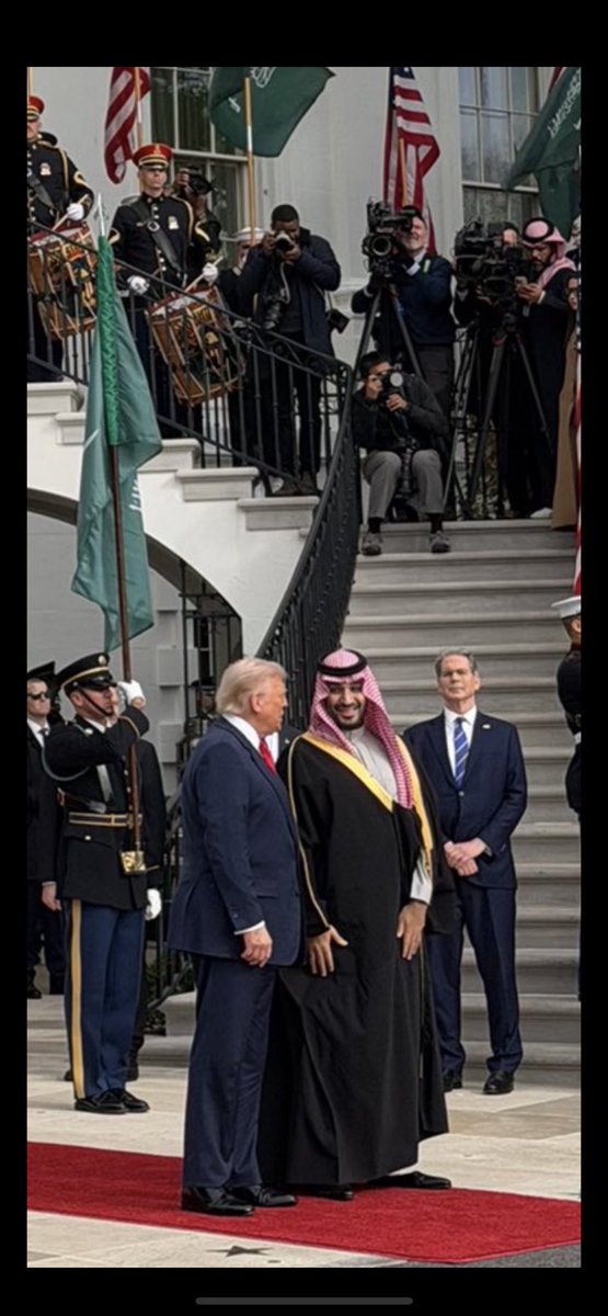 إستقبال مهيب و مراسم إستثنائية وبروتوكول مختلف يليق بمكانة دولة و ممثل أمة ورمز شعب .. شعور بالفخر والإعتزاز أن نرى قادتنا يأخذون ما يستحقون من الإحترام والإجلال أينما حلّوا .. 

 #محمد_بن_سلمان_في_واشنطن