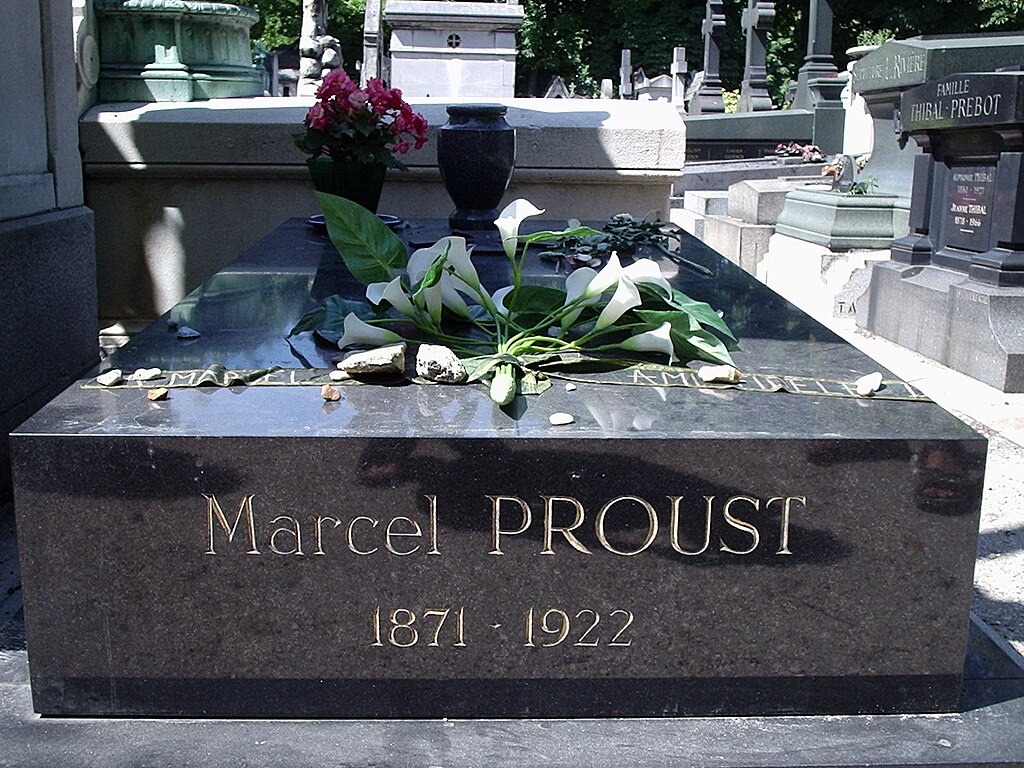 Síndrome de Proust:
Del recuerdo involuntario: la mera exposición a un estímulo desencadena automáticamente un recuerdo intenso del pasado.

Hoy se cumplen 103 años de su muerte.
Cementerio de Pere-Lachaise. París.