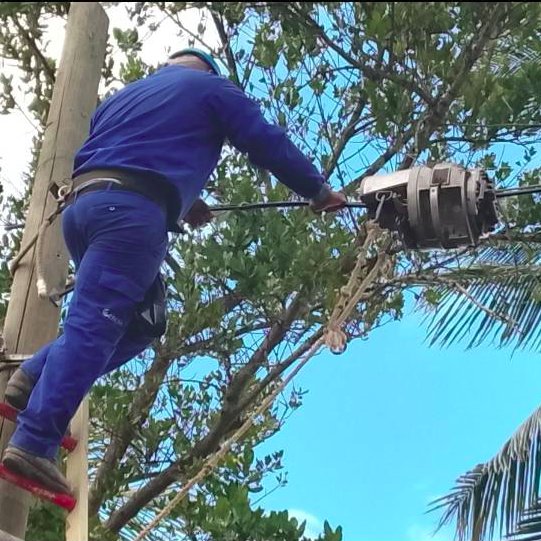 👷‍♂️En la recuperación de los servicios tras el paso de #Melissa 🌀 por #Holguín, nuestros linieros de <a href="/ETECSA_Cuba/">ETECSA</a> #PinardelRío han estado imparables en esta provincia.
#EtecsaConCuba 🇨🇺