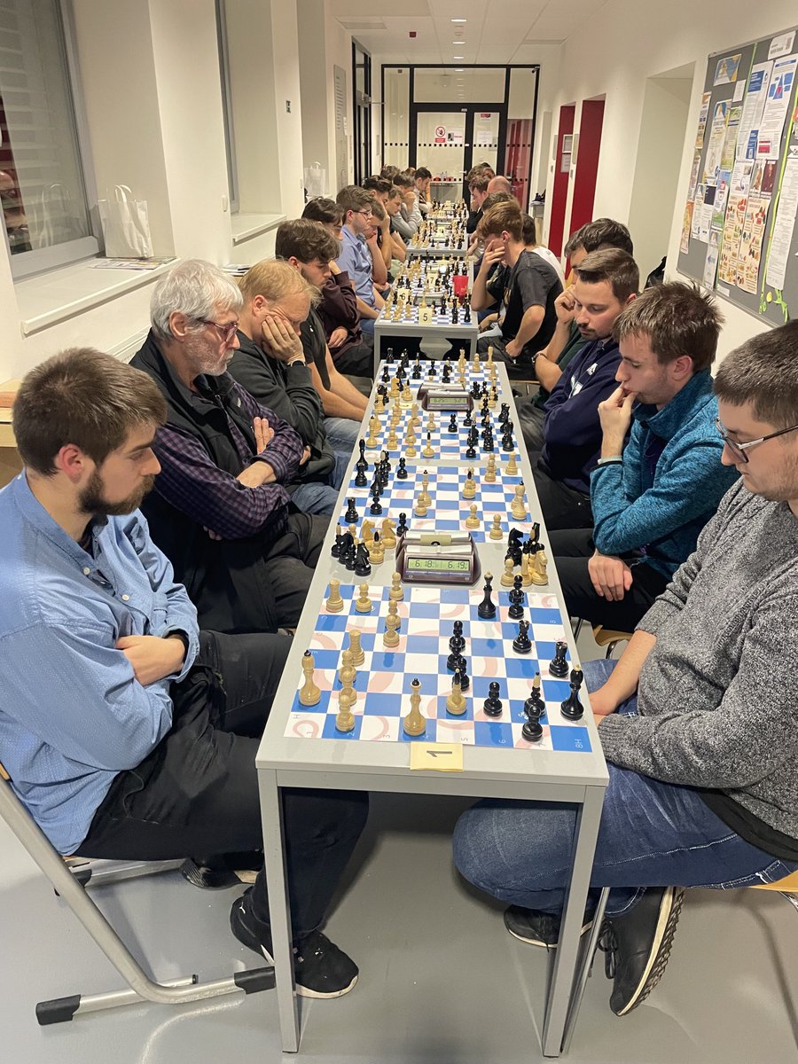 Šachový turnaj na ⁦<a href="/LekarskaO/">Lékařská fakulta OU</a>⁩ je v plném proudu. Pro velký zájem se hraje paralelně na 15 šachovnicích. Velmi mě těší, že se účastní zástupci všech fakult ⁦<a href="/Ostravska_Uni/">Ostravská univerzita</a>⁩, studentky i studenti ale také zaměstnanci. ♟️