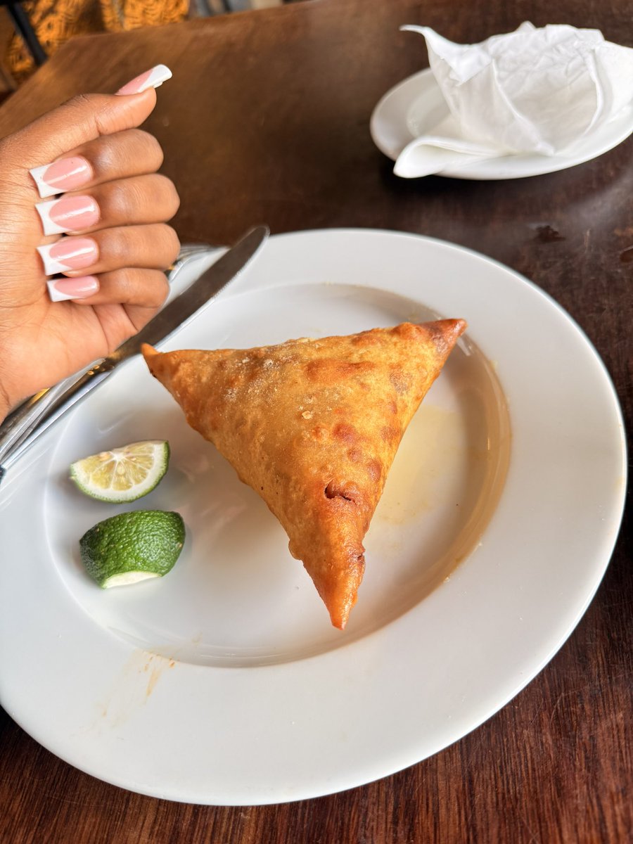 KatheuNzyimi's tweet image. I was comparing the size of this Java Samosa to my hand😅