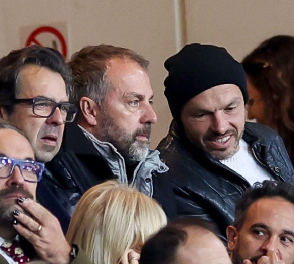 Hoy, el entrenador alemán Hansi Flick del FC Barcelona ha acudido al partido solidario entre Catalunya y Palestina. Grande.