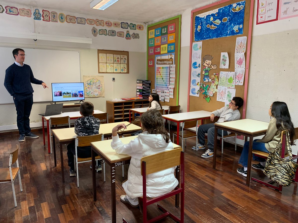 FhP_AICOS's tweet image. Back on his home island, researcher André Carreiro returned to Santa Maria to share the wonders of #science with local students! Part of #NativeScientist initiative “Scientist Reconnects with School”, the session sparked curiosity and inspired scientific thinking among children.