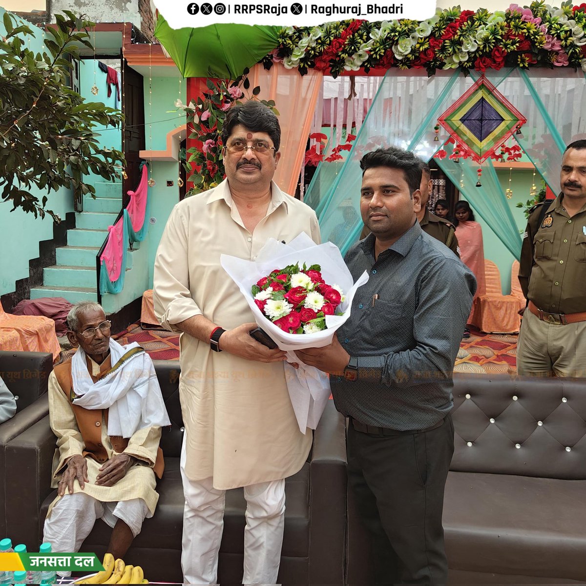 आज कुंडा व बाबागंज विधानसभा क्षेत्र में जनसत्ता दल के राष्ट्रीय अध्यक्ष माननीय श्री राजा भइया जी ने लोगों के सुख-दुःख में सहभागिता करते हुए विभिन्न स्थानों पर लोगों से भेंटकर उनका कुशल-क्षेम जाना।