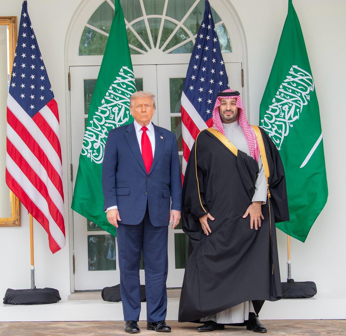 GCC_NEWS24's tweet photo. فخامة رئيس الولايات المتحدة الأمريكية يستقبل سمو #ولي_العهد_السعودي في #البيت_الأبيض في العاصمة الأمريكية واشنطن وسط مراسم استقبال رسمية.
#محمد_بن_سلمان_في_واشنطن 
#القمة_السعودية_الأمريكية https://t.co/jrFzVYB6bv