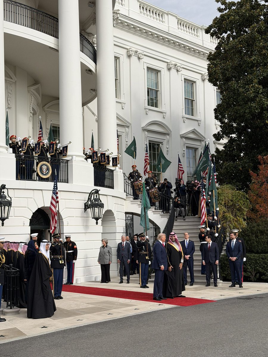 الرئيس ترامب يرحب ب #ولي_العهد الأمير محمد بن سلمان في #البيت_الأبيض 🇺🇸🇸🇦 

President Trump welcomes Saudi Crown Prince Mohammed bin Salman to the #White_House 🇺🇸🇸🇦

#محمد_بن_سلمان_في_واشنطن
#القمة_السعودية_الأمريكية
#٩٢_عامًا_من_الشراكة_والازدهار
#SaudiUSsummit
#MBSINUSA