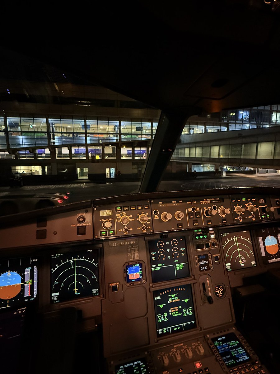 FlyingZulu's tweet image. Final stop: O.R Tambo International Airport. 

What a day. 😅

Thank you all for following along. I’ll try post these regularly. 

Home time. 🤗

#PilotDiaries 👨🏽‍✈️ #FlyingTheFlag 🇿🇦