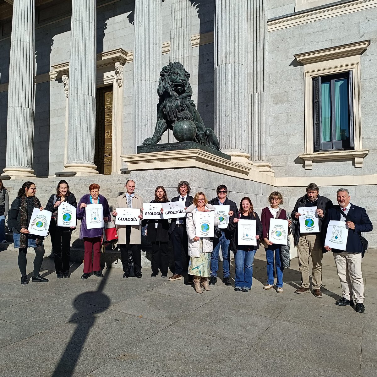 geologicasUCM's tweet image. No sólo #Zelensky ha estado hoy en el Congreso. Hoy era el día en el que una representación de organismos, colegios profesionales y asociaciones han ido a hablar de la importancia de la #Geología #LeGeologíaImporta
