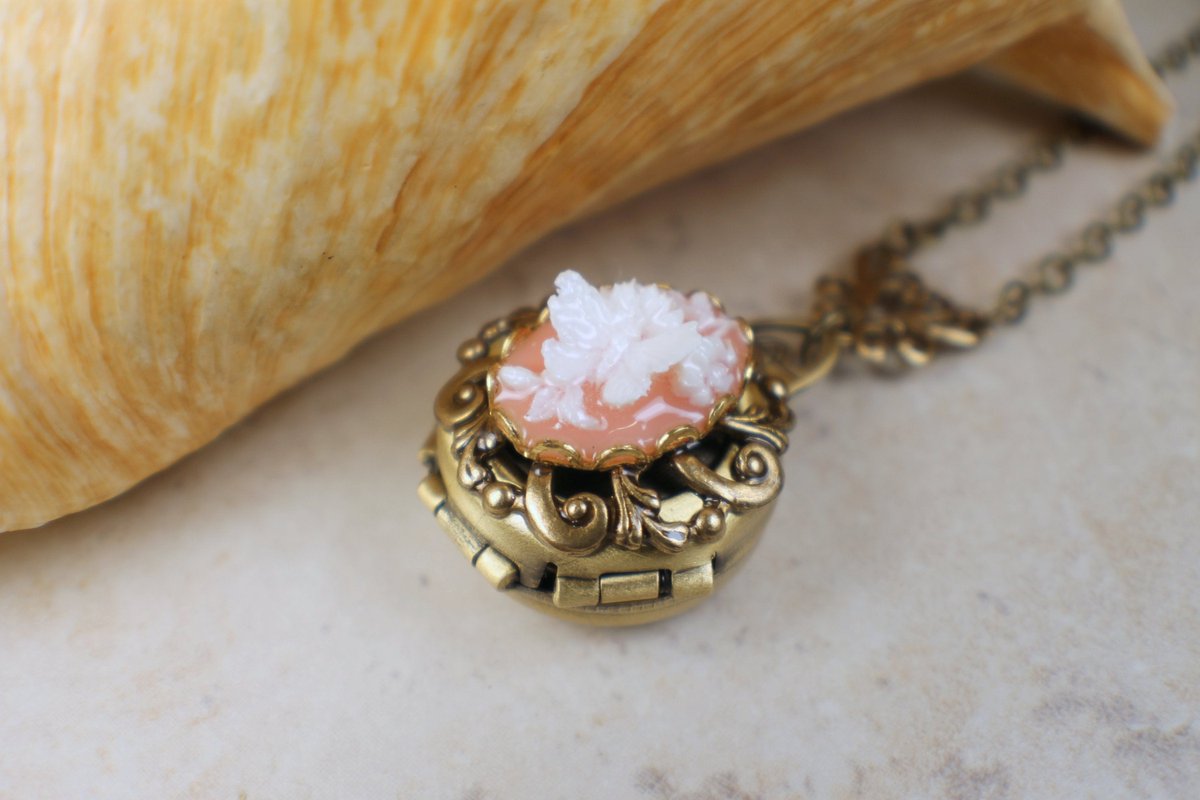 charsfavorite's tweet photo. Carry your memories elegantly with our Butterfly Cameo Photo Locket in bronze, yours for just $65. Make every moment timeless. #JewelryLovers #MemoryKeepsakes
Shop Now https://t.co/H8cMa83DV7 https://t.co/i1wl50DTiZ