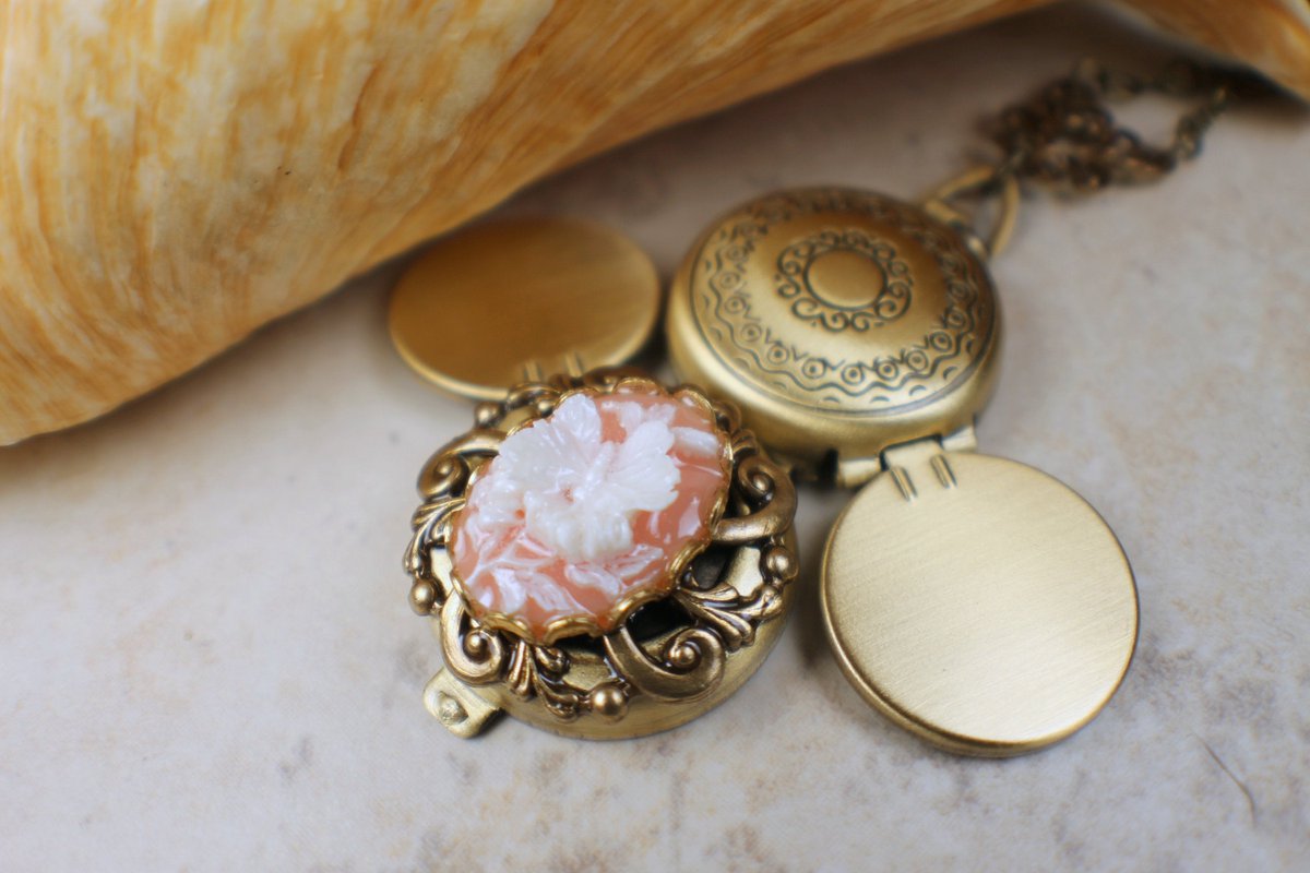 charsfavorite's tweet photo. Carry your memories elegantly with our Butterfly Cameo Photo Locket in bronze, yours for just $65. Make every moment timeless. #JewelryLovers #MemoryKeepsakes
Shop Now https://t.co/H8cMa83DV7 https://t.co/i1wl50DTiZ