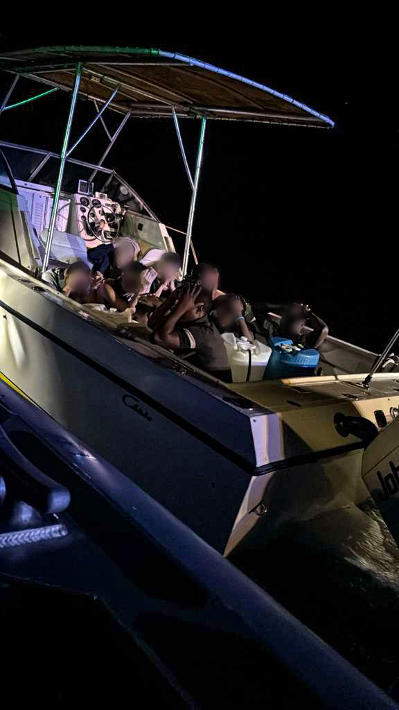 CBPAMO's tweet image. 🚨 Smuggling Vessel Intercepted Off Juno Beach Florida Monday! 12 Illegal Aliens Caught in Midnight Operation 🚨

On Sunday, Nov. 16, at approximately 8 p.m. EST, AMO West Palm Beach and Fort Pierce Marine Units received notification from local reconnaissance and surveillance…