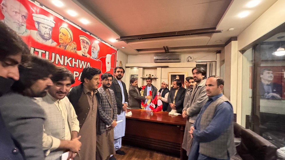 ZayraiPKNAP's tweet image. کوټه  شمولیت غونډه ،، د عالمو علاقای یونټ سره مربوط آصف مېنګل او د ده ګڼ شمېر ملکرو نن د پښتونخوا نېشنل عوامی پارټې په مرکزې سیکټریټ کښې په باقاعده توګه په پښتونخوا نیپ کی  د شمولیت اعلان وکې