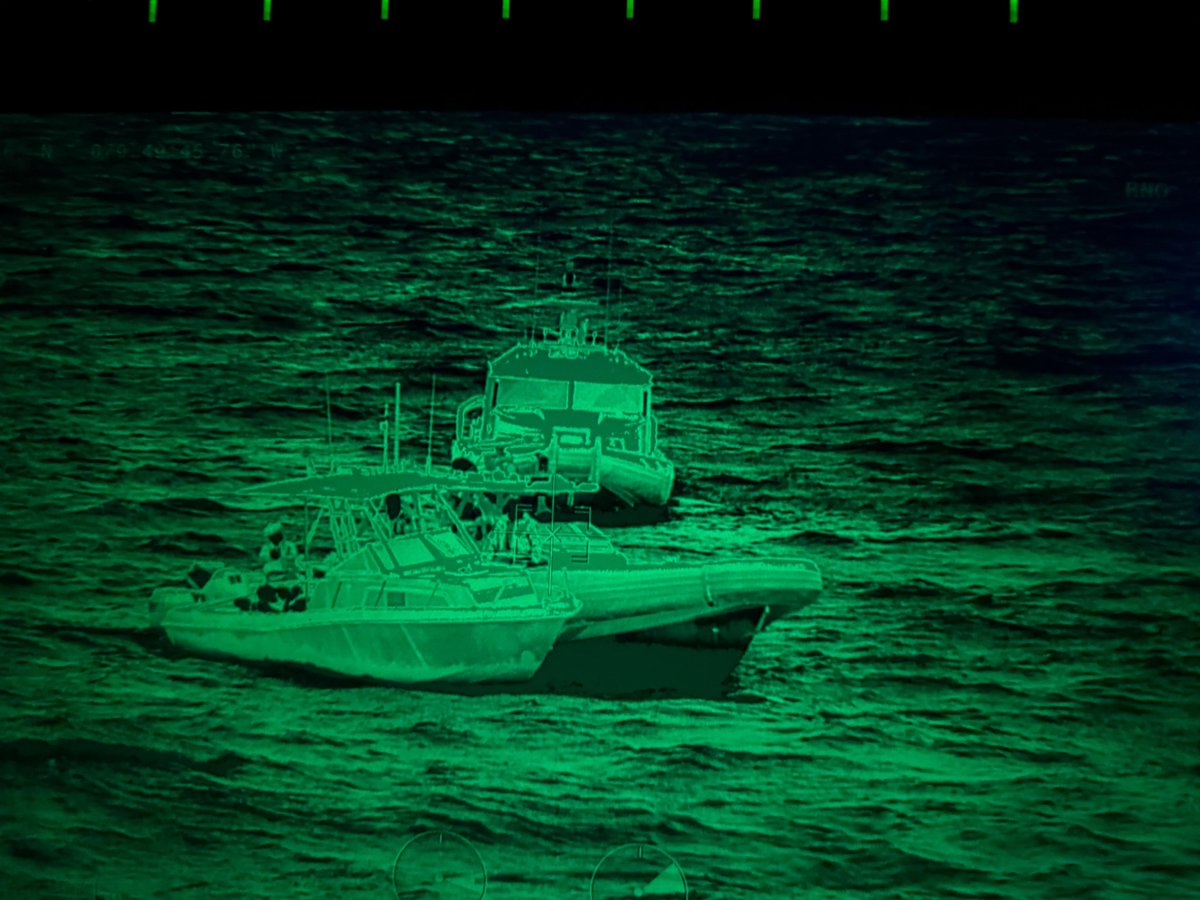 CBPAMO's tweet image. 🚨 Smuggling Vessel Intercepted Off Juno Beach Florida Monday! 12 Illegal Aliens Caught in Midnight Operation 🚨

On Sunday, Nov. 16, at approximately 8 p.m. EST, AMO West Palm Beach and Fort Pierce Marine Units received notification from local reconnaissance and surveillance…