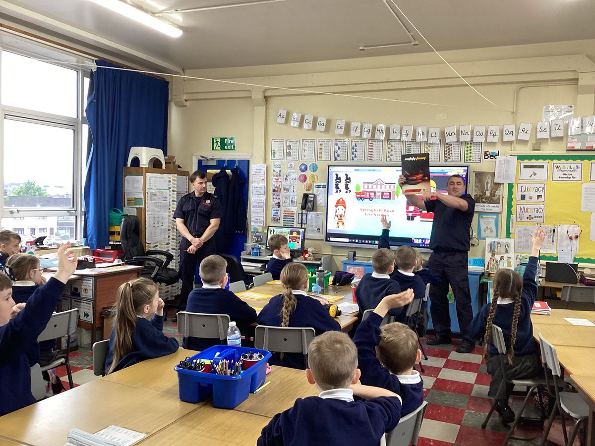 HolyChildPSBel's tweet image. 🚒 Springfield Road Fire Service visited P5 recently to help them learn about the common causes of a fire and how to stay safe in the event of a fire. 
Thank you for the fire safety packs they can use to talk to about fire safety at home👨🏽‍🚒👩🏻‍🚒 
@NIFRSOFFICIAL #SharingCaringLearning