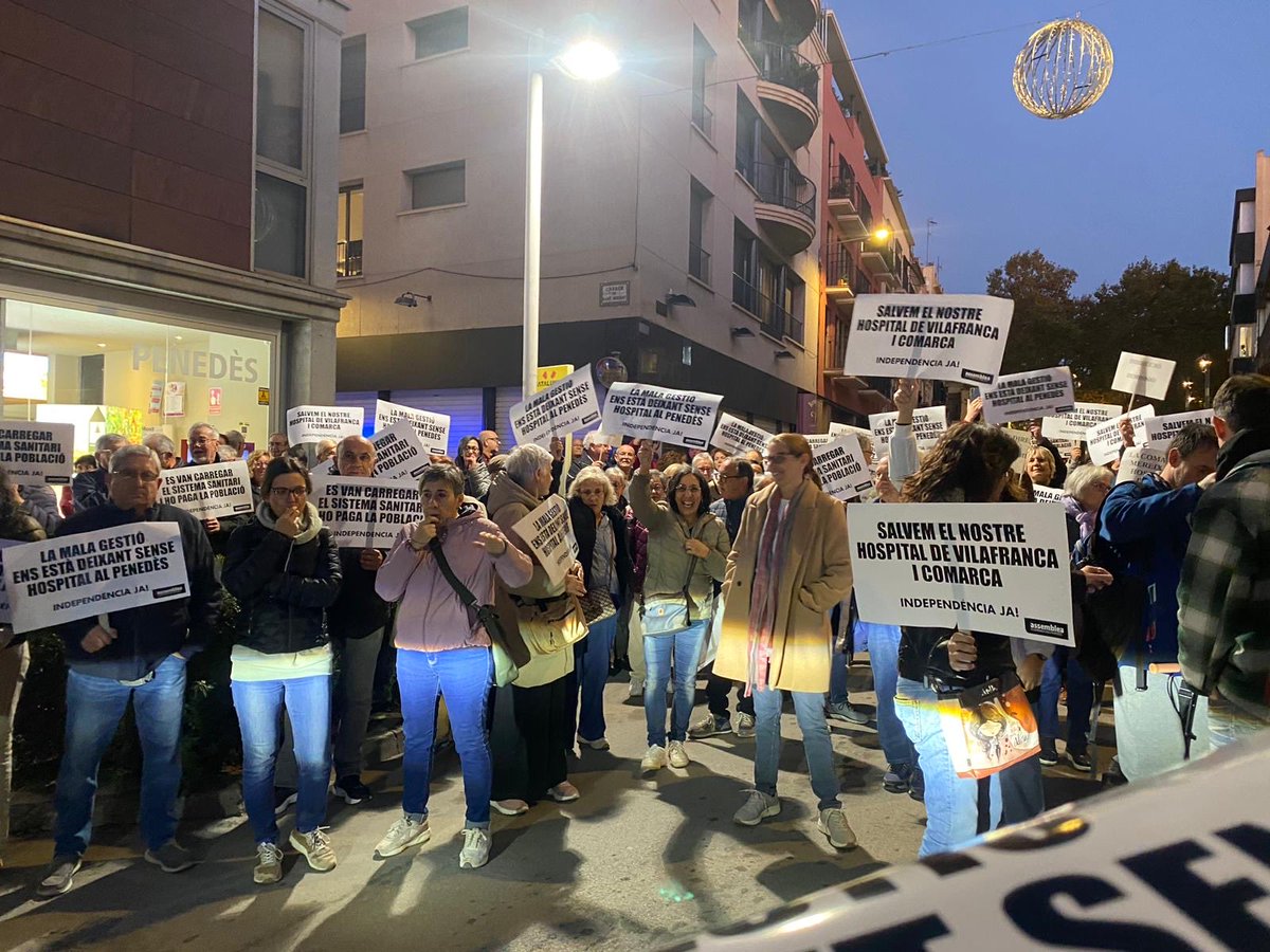 Centenars de persones es manifesten a l’exterior de la seu del Consell Comarcal de l’Alt Penedès per reclamar millores urgents per l’Hospital Comarcal de Vilafranca