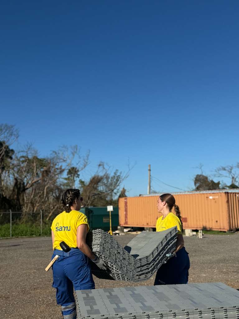 grupo_samu's tweet photo. El equipo de #MisionHuracanMelissa en #Jamaica empieza los trabajos para habilitar un hospital de campaña junto al Noel Holmes Hospital, ubicado en #Lucea, parroquia de Hanover, en el extremo noroeste del país, y que ha sufrido enormes daños a causa del huracán.
Este recurso incluirá áreas de triaje, consulta médica, farmacia, zona de almacenamiento, puesto de mando y una pequeña unidad de hospitalización de corta estancia. Tendrá capacidad para realizar entre 120 y 150 consultas diarias, centradas en la atención de heridas, enfermedades infecciosas, salud materna y control de patologías crónicas.
El hospital de campaña estará operativo en un plazo de 12 horas.
#HuracanMelissa
#somosSAMU
#emergencias
#emergenciassanitarias
#misionhumanitaria
Con @samu_usa y @projecthopeorg