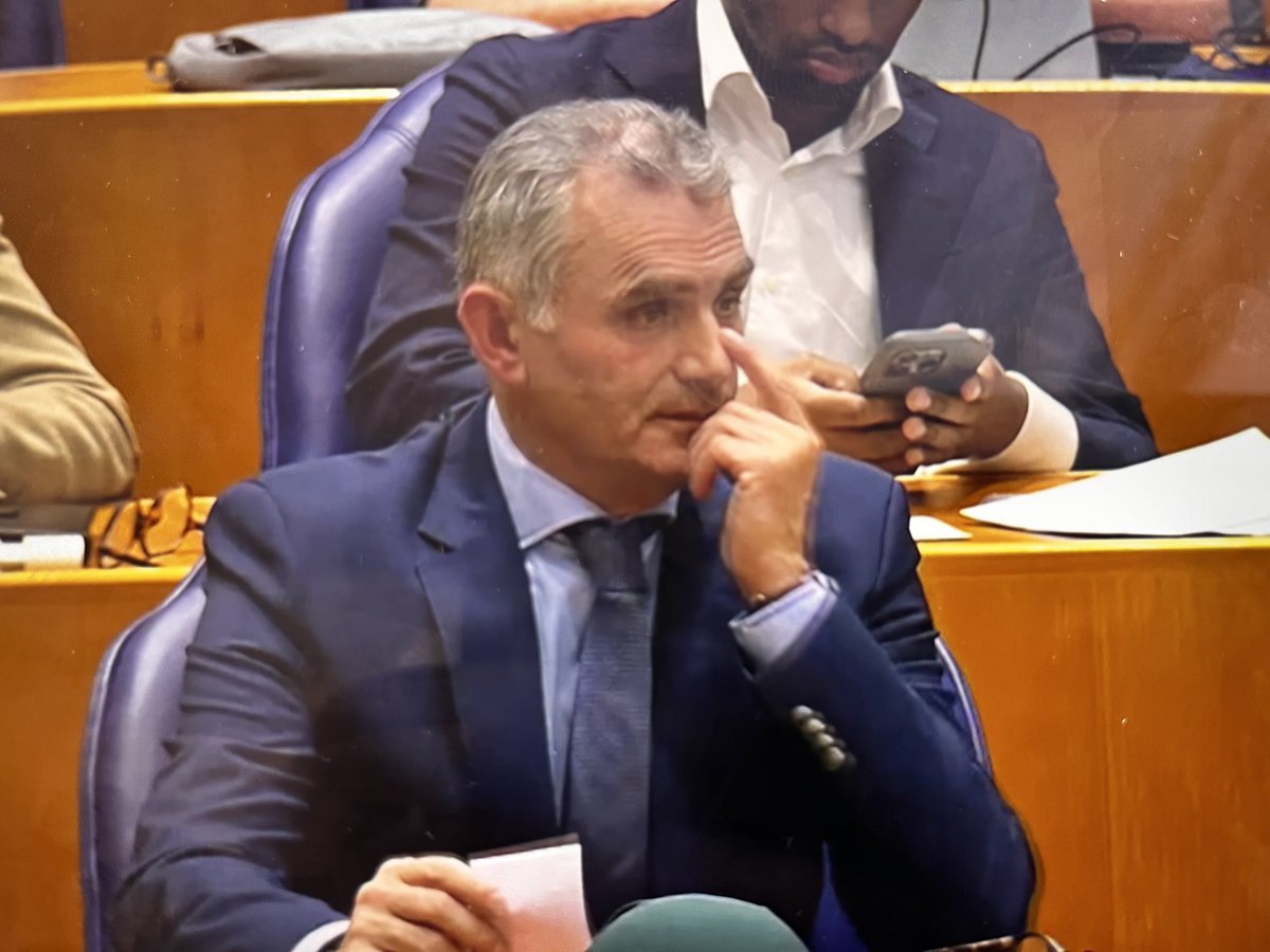 GirbeCameron's tweet photo. “Oeh,
Alweer maar 32 stemmen en voor een 2e keer verlaat ik het pand door de zijdeur…”
“Wat ga ik straks tegen mijn echtgenote zeggen….?”
#vanderlee #groenlinkspvda https://t.co/xcV3yJHC7B
