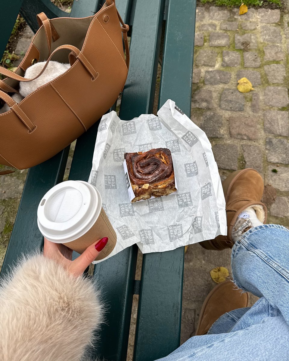 rsabina93's tweet image. Embrace leisure moments ☕🌊✨ #RelaxAndUnwind